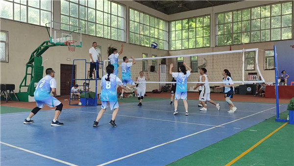 奋勇拼搏展风采 团结协作创佳绩 ——云吟职中在“园丁杯”篮球赛、气排球赛中勇创佳绩